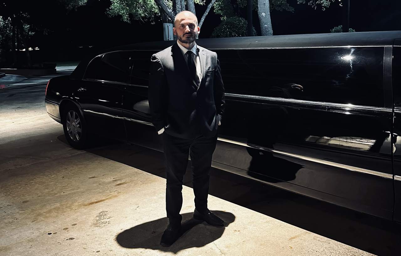 Chauffeur Lincoln Town Car night — Houston Limo Chauffeur