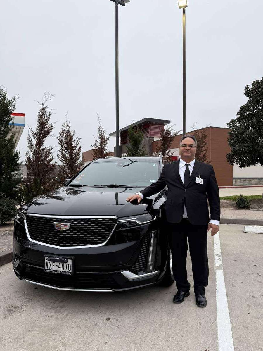 Chauffeur Cadillac XT6 hotel — Houston Limo Chauffeur