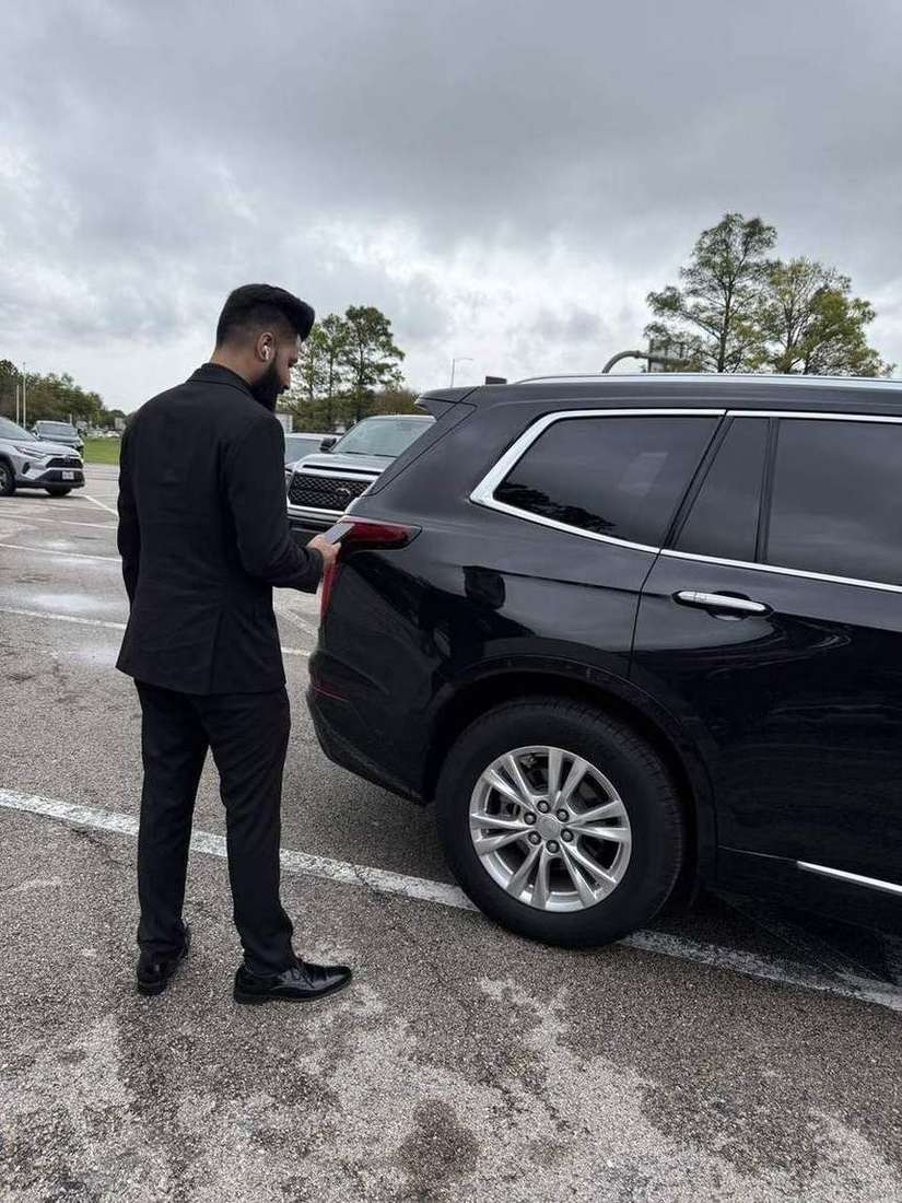 Chauffeur Cadillac XT6 — Houston Limo Chauffeur