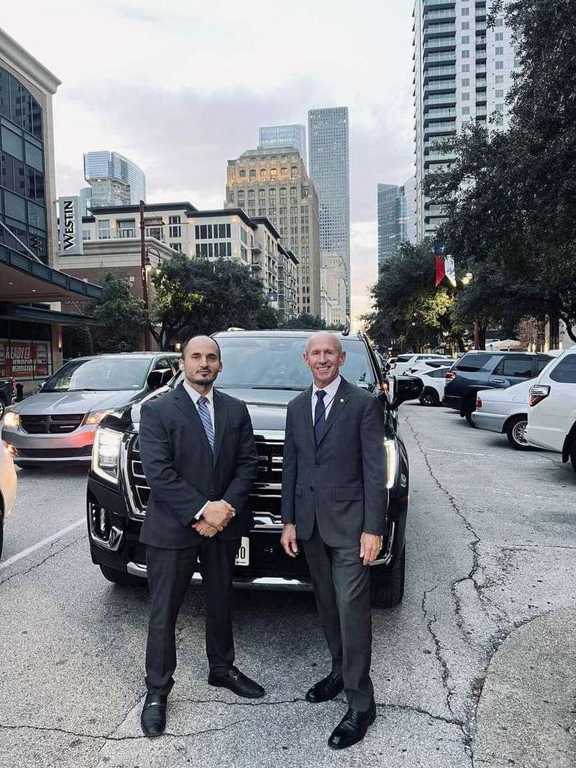 Chauffeurs downtown Yukon — Houston Limo Chauffeur