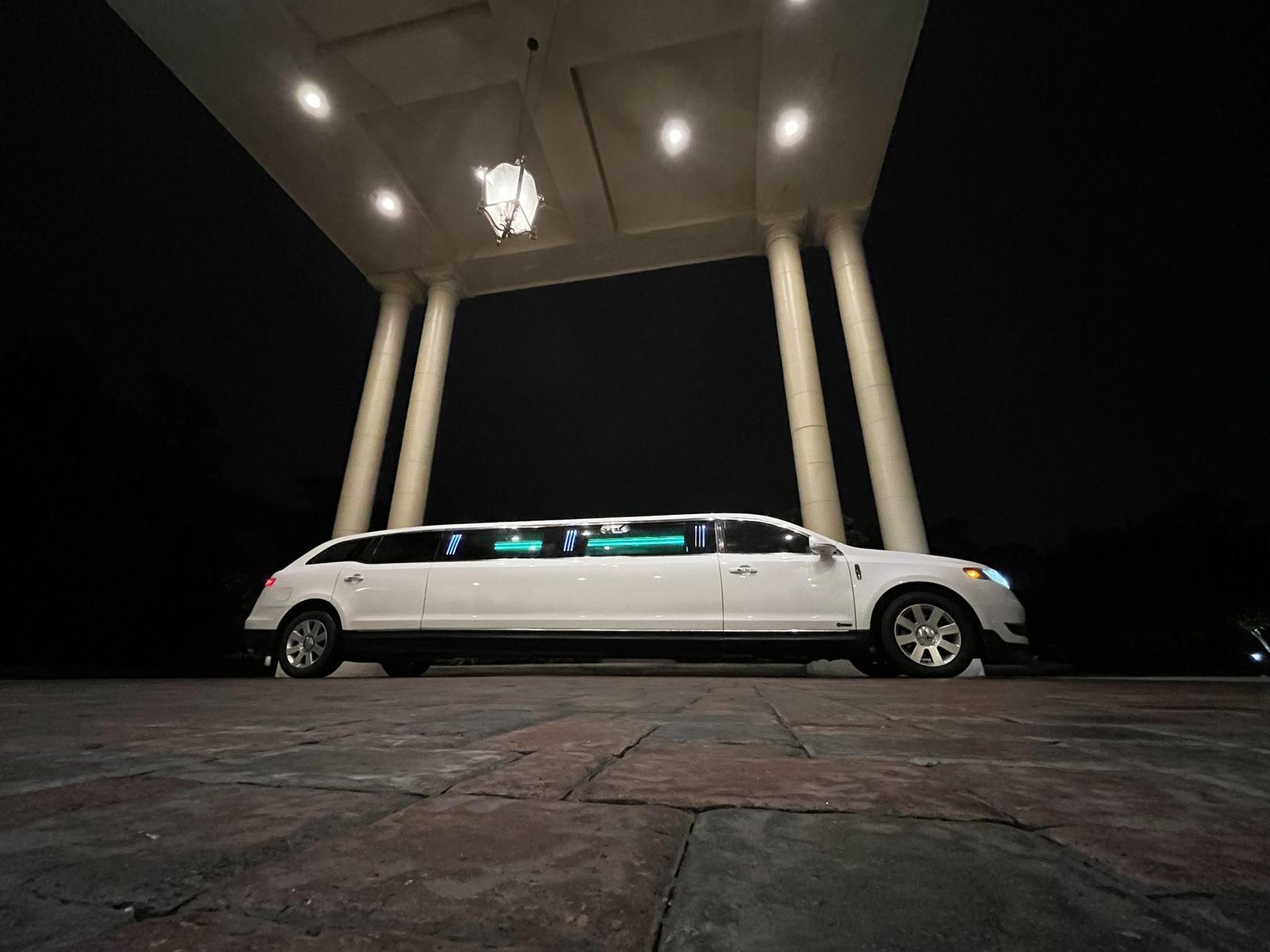 Lincoln MKT limousine columns — Houston Limo Chauffeur