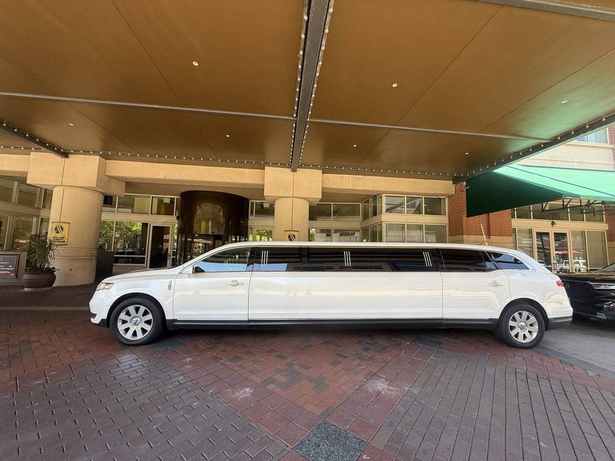 Lincoln MKT limousine Marriott — Houston Limo Chauffeur