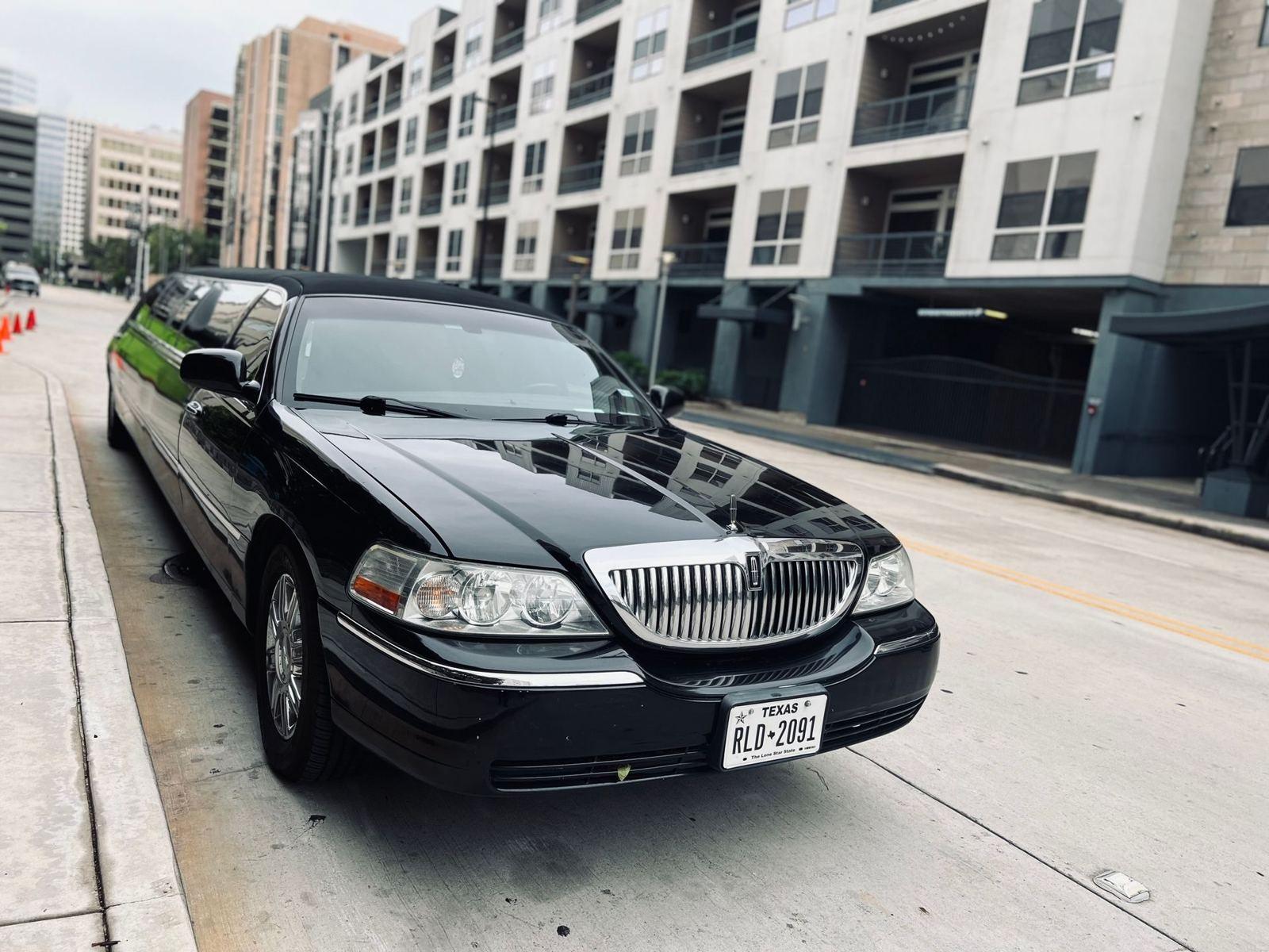 Lincoln town car stretch limousine street — Houston Limo Chauffeur