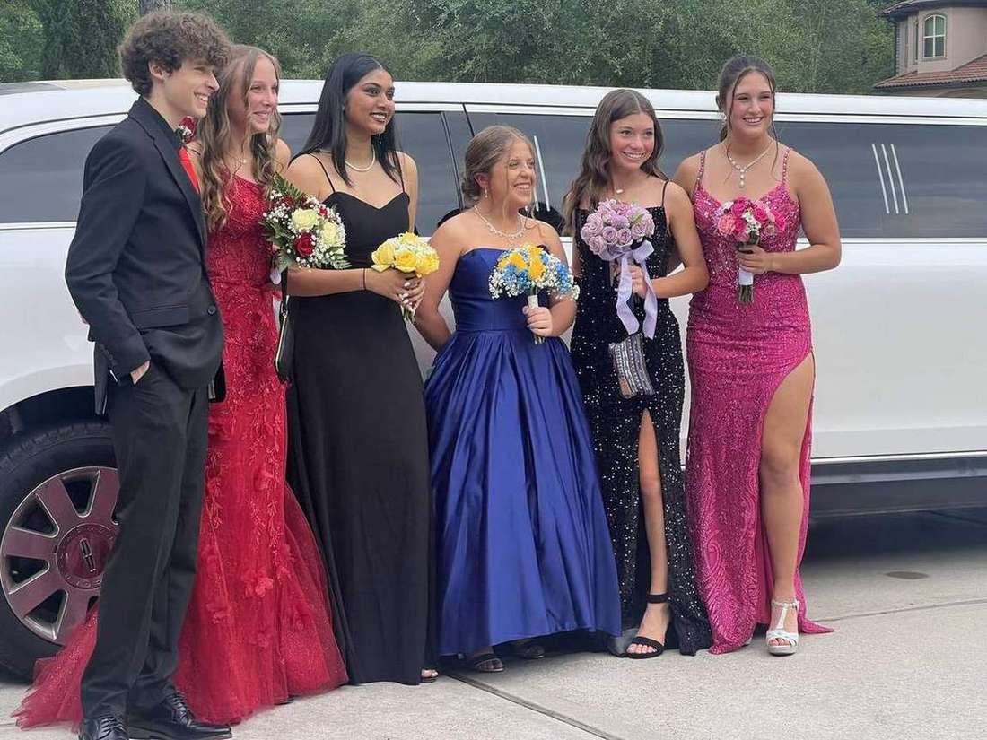 Prom night girls Lincoln MKT limousine — Houston Limo Chauffeur