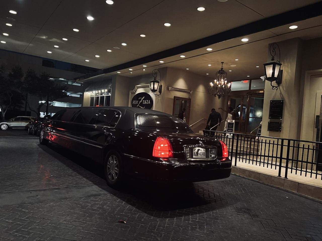 Lincoln Town Car Hotel ZaZa rear — Houston Limo Chauffeur