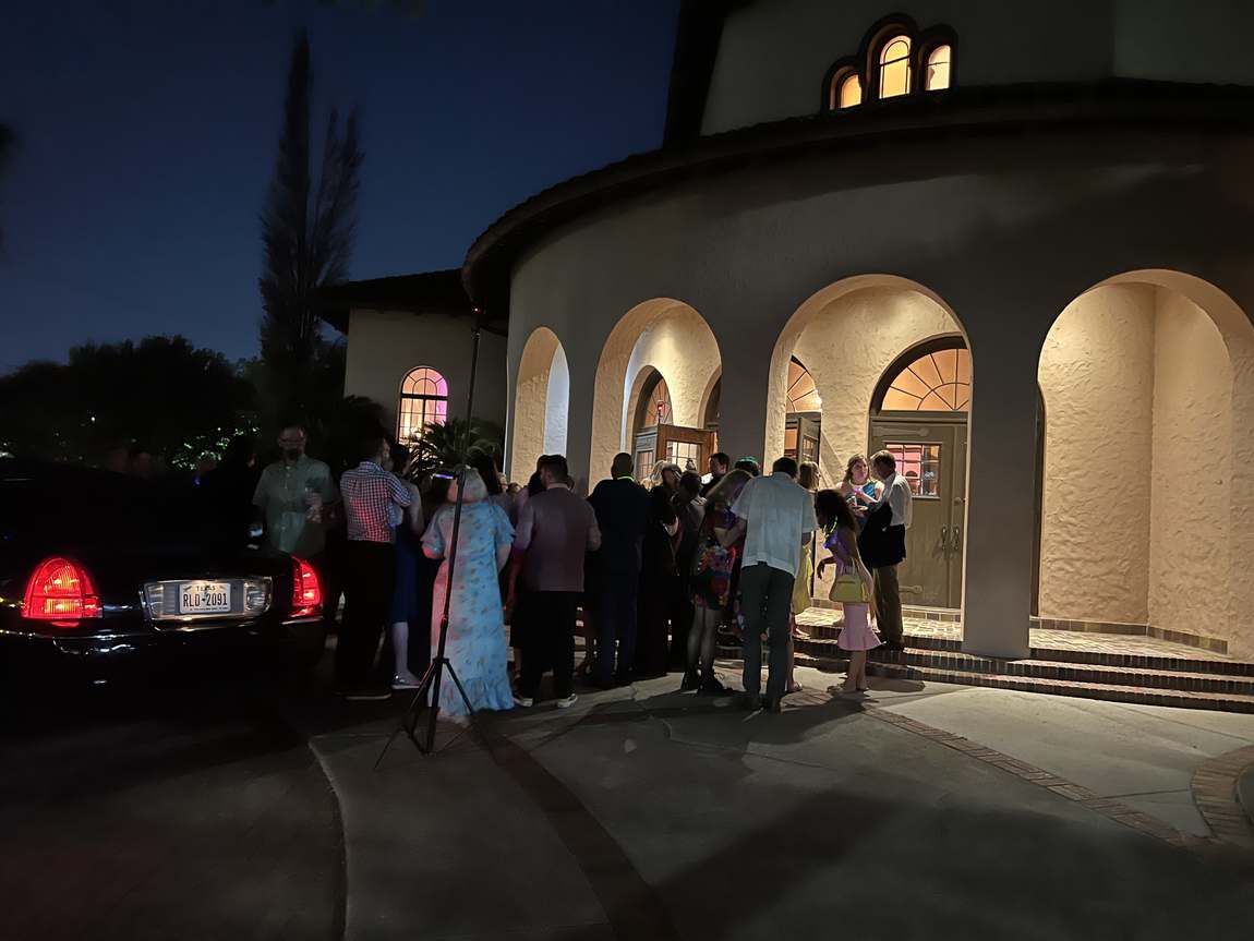 Wedding arches Lincoln Town Car — Houston Limo Chauffeur