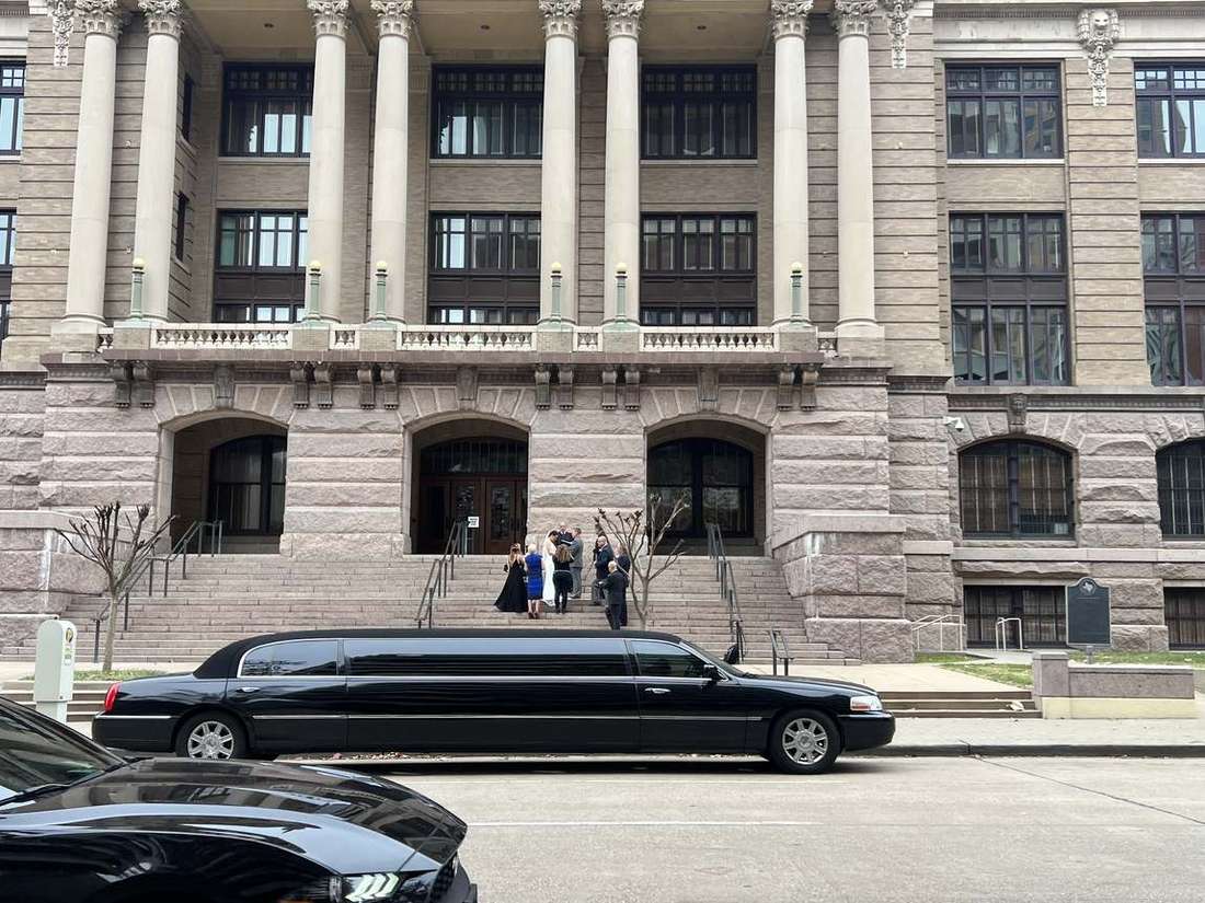 Wedding courthouse Lincoln Town Car — Houston Limo Chauffeur